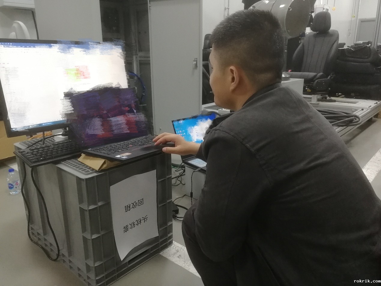 电脑前的人

中度可信度描述已自动生成