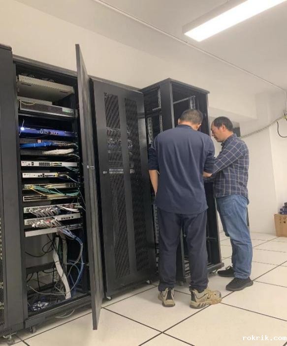 图片包含 室内, 站, 人, 男人

描述已自动生成