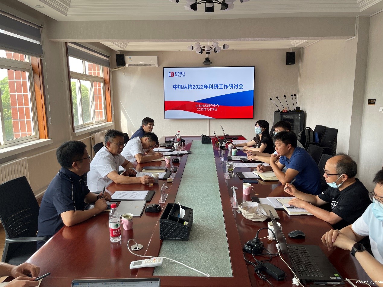 会议室里的人们

描述已自动生成