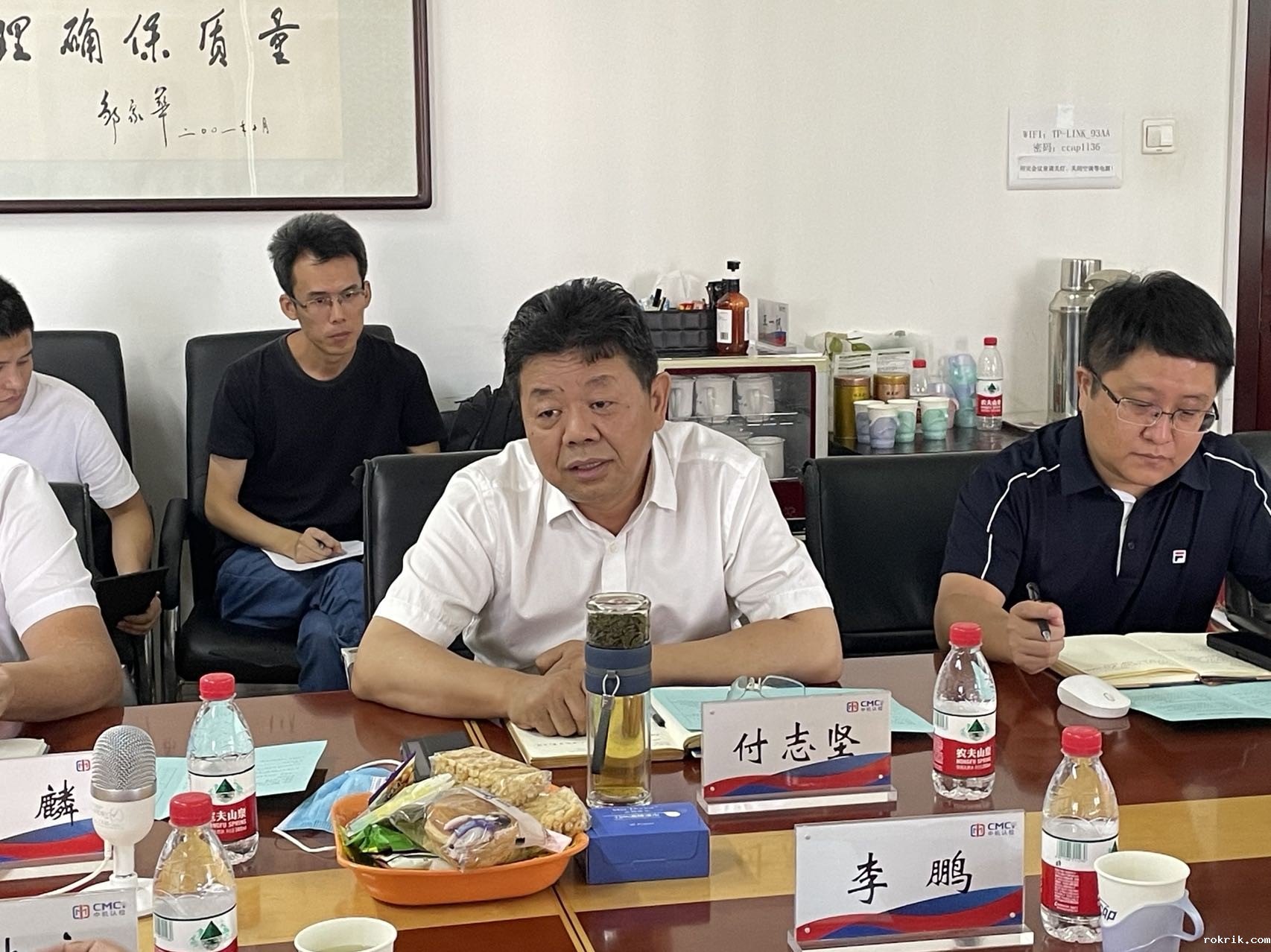 一群人坐在桌子前

描述已自动生成 一群人坐在桌子前

描述已自动生成