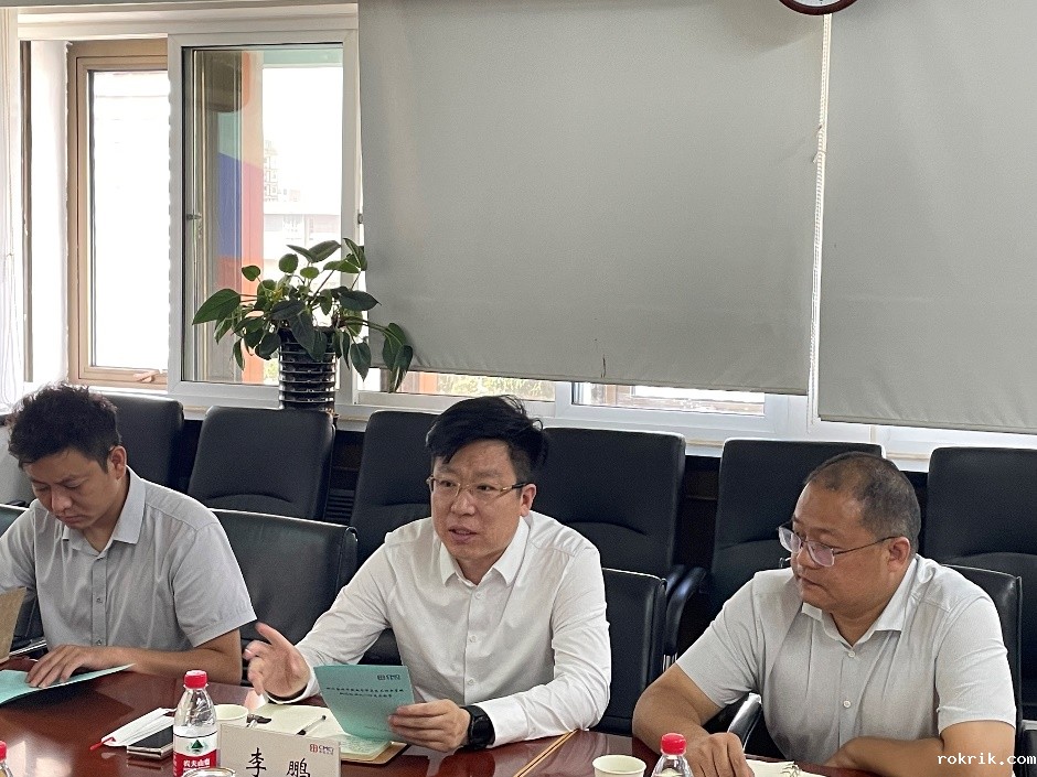 一群人正在用餐聊天

中度可信度描述已自动生成 一群人正在用餐聊天

中度可信度描述已自动生成