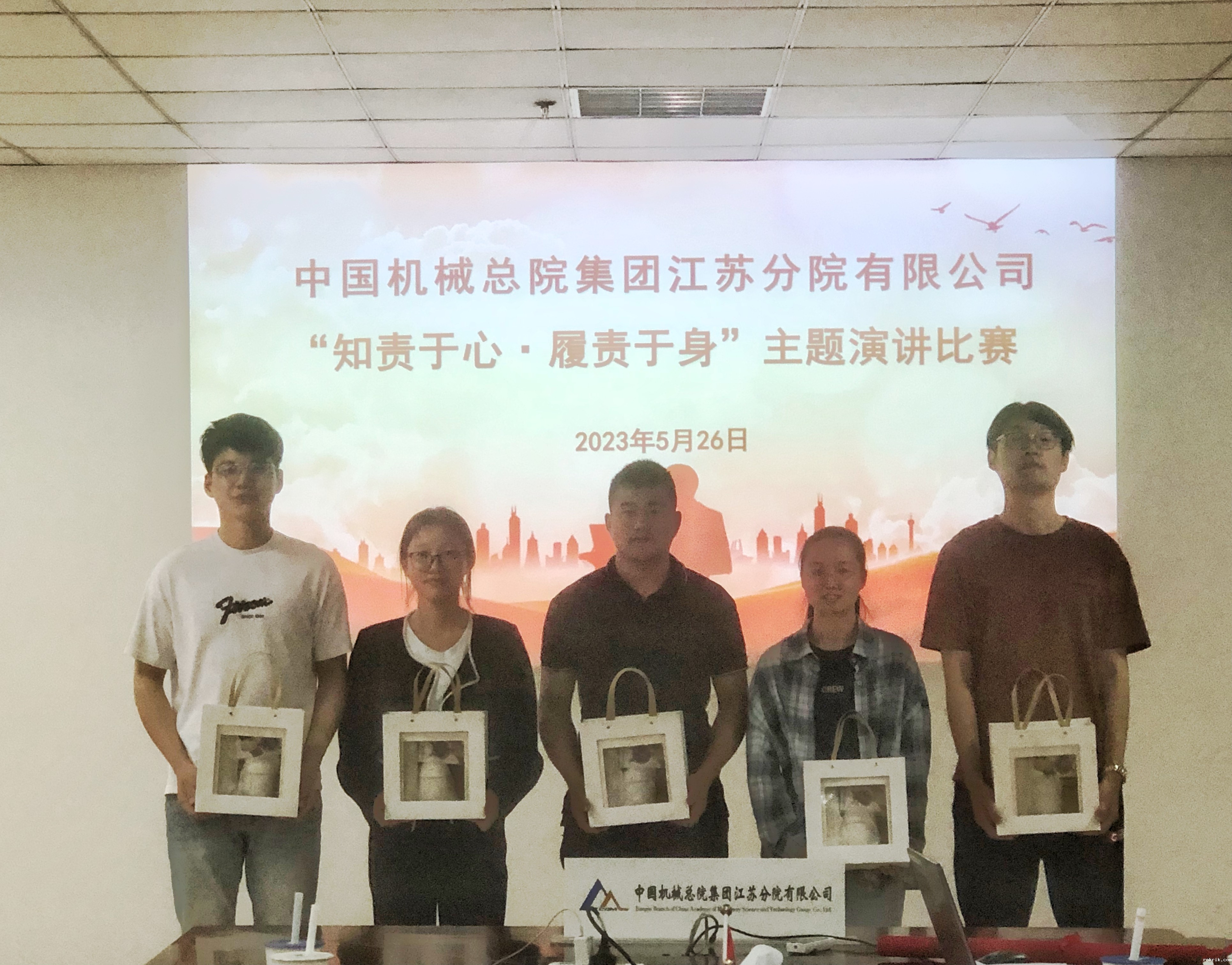 合影.jpg 合影.jpg