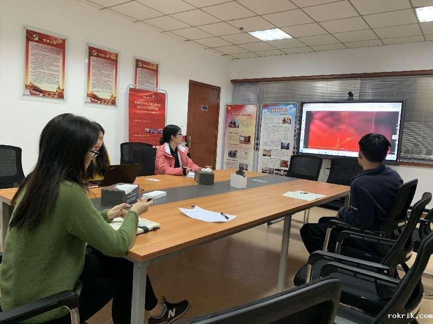 员工观看安全保密视频的照片