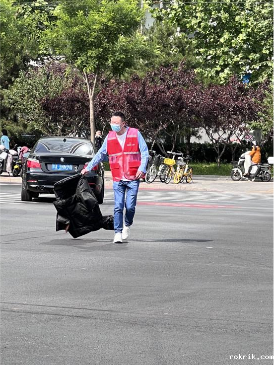 5.9张天宇捡拾遗落电动车风挡