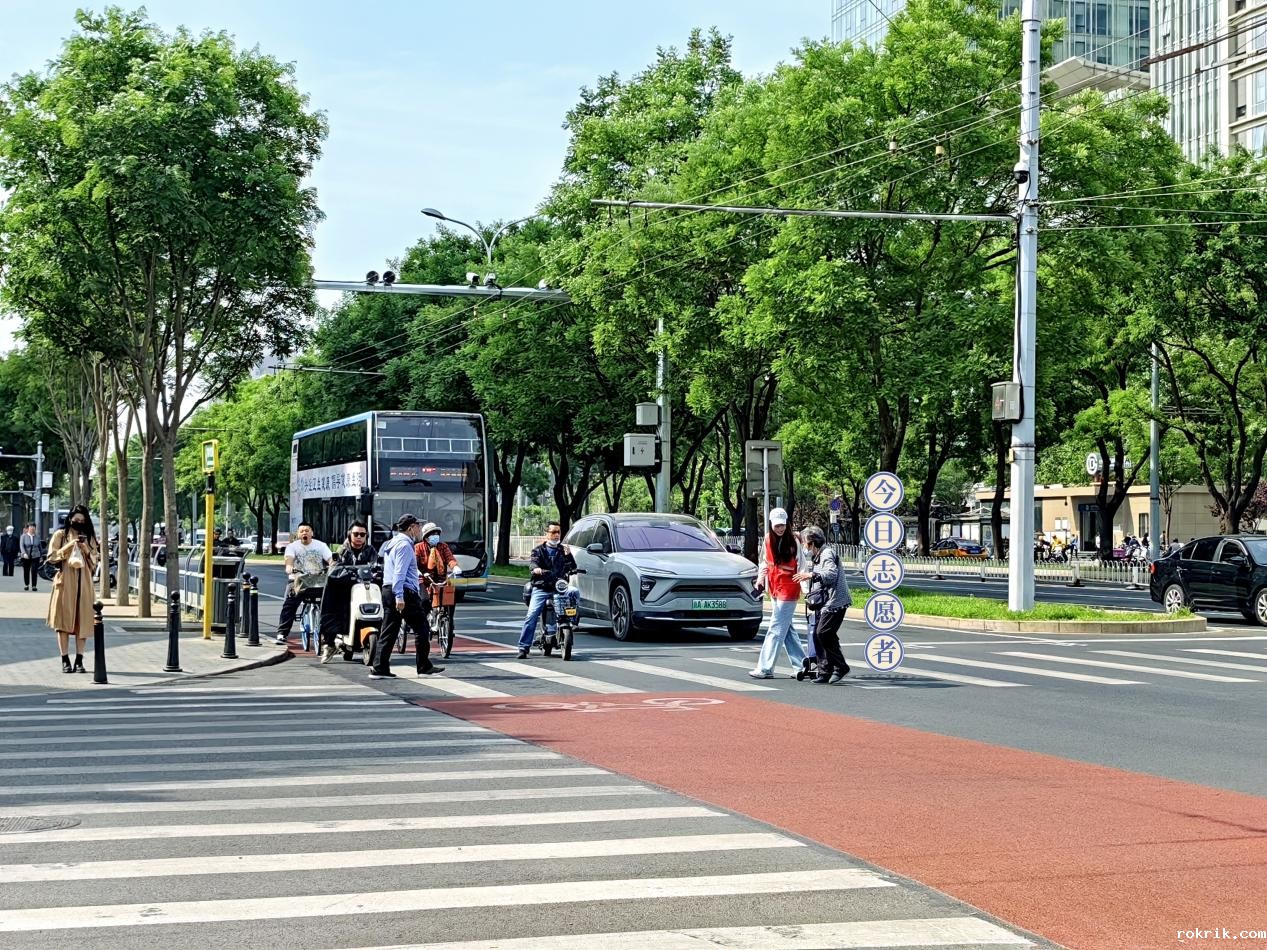 5.9吕家瑶搀扶老人过马路-3_副本